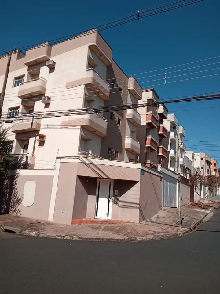 Prédio residencial bege de três andares com pintura nova na fachada