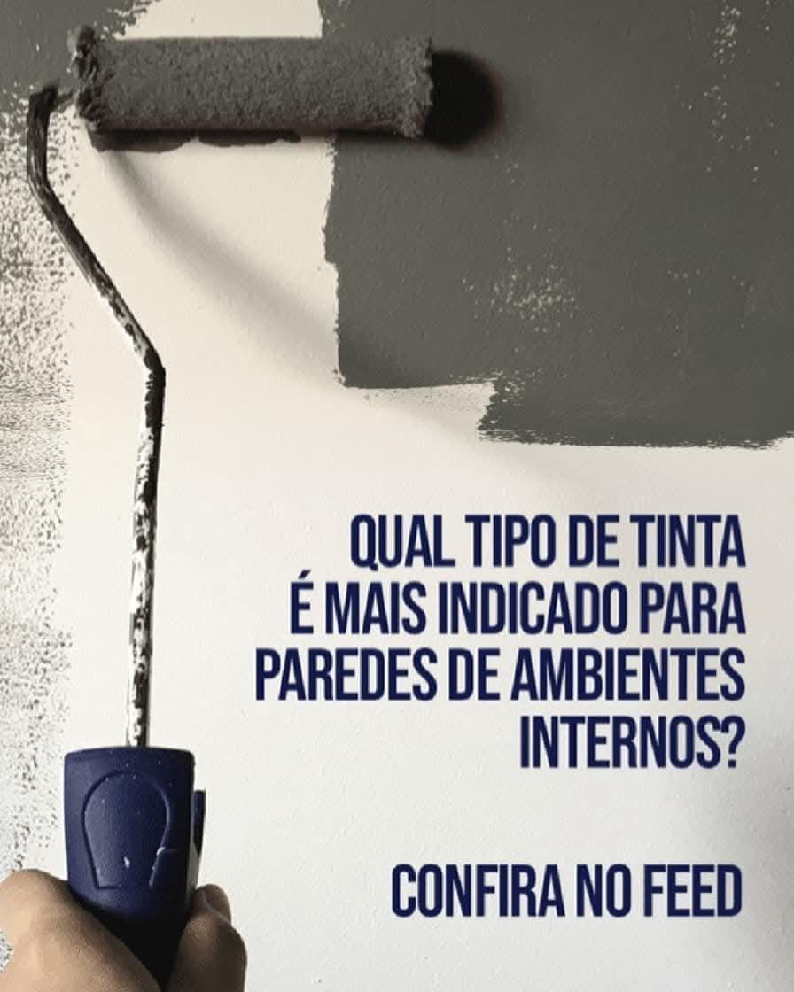 Rolo aplicando tinta cinza em parede interna